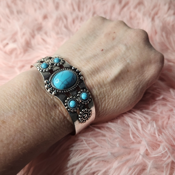 Silvertone cuff bracelet & matching cross earrings set (P4) - Picture 5 of 8